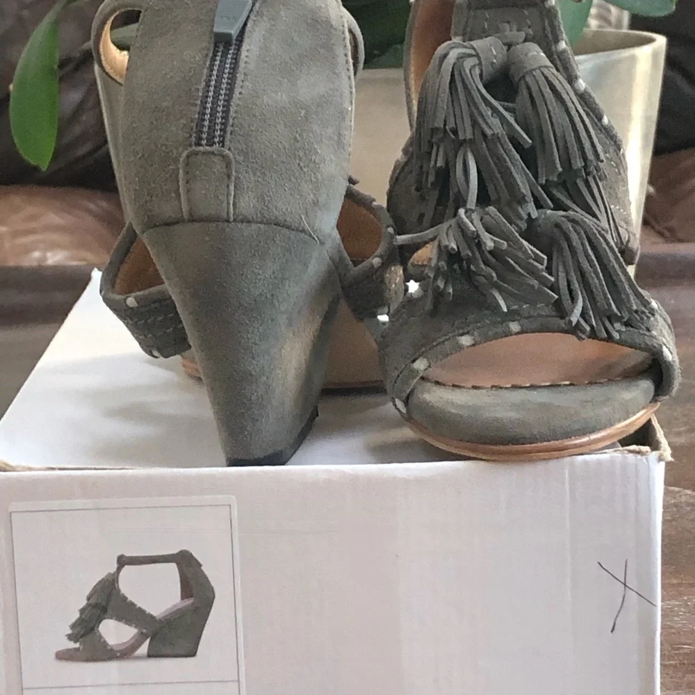 Women’s Suede Tassel Wedge Sandals in Gray